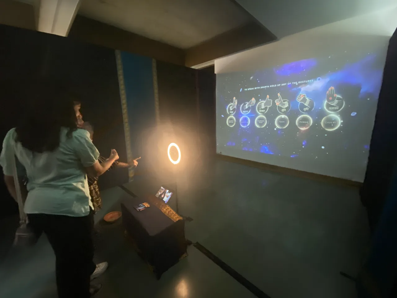 Give Me a Sign - Interactive demonstration with gestural interface and projection