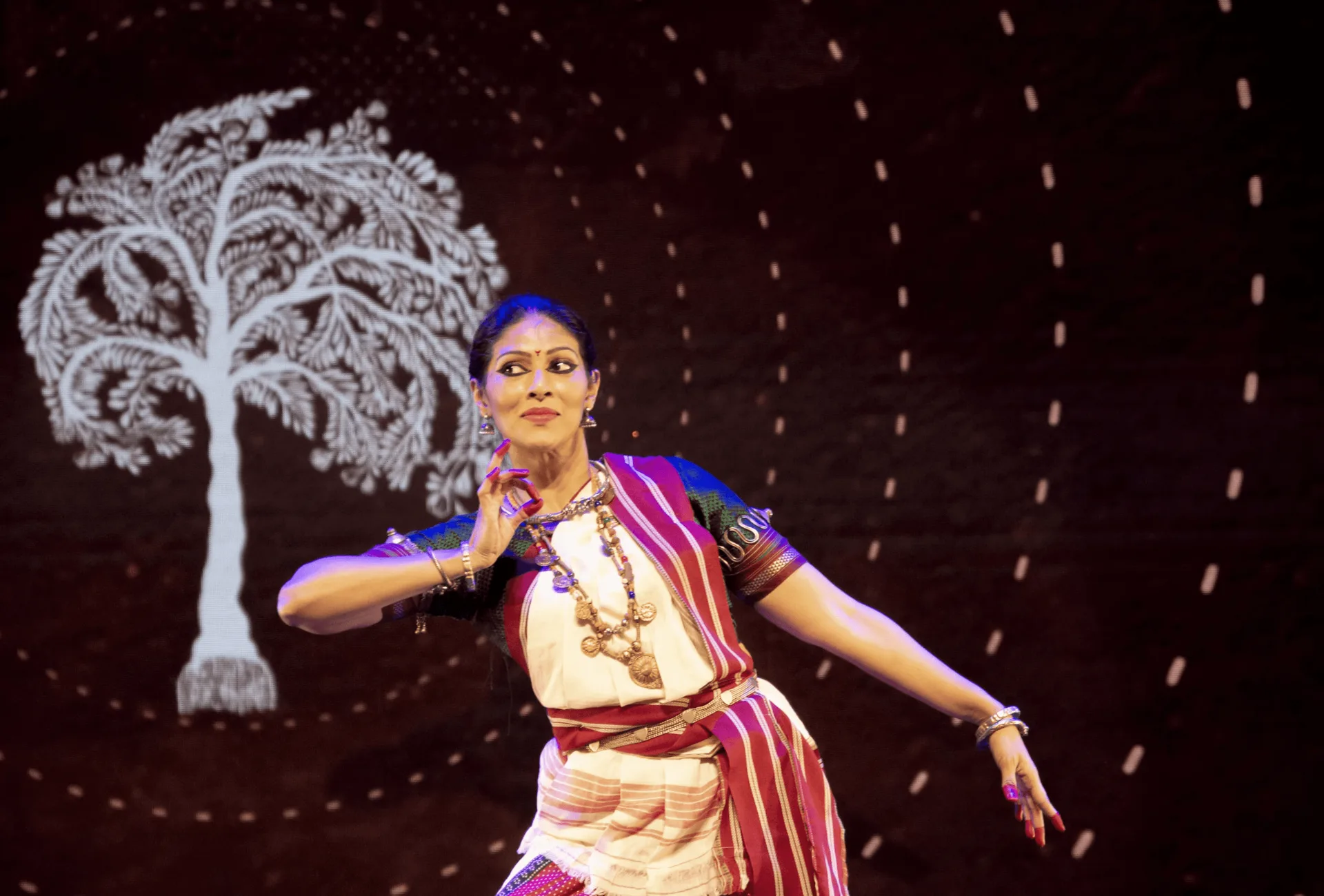 When Walls Dance - Dancer with tree projection