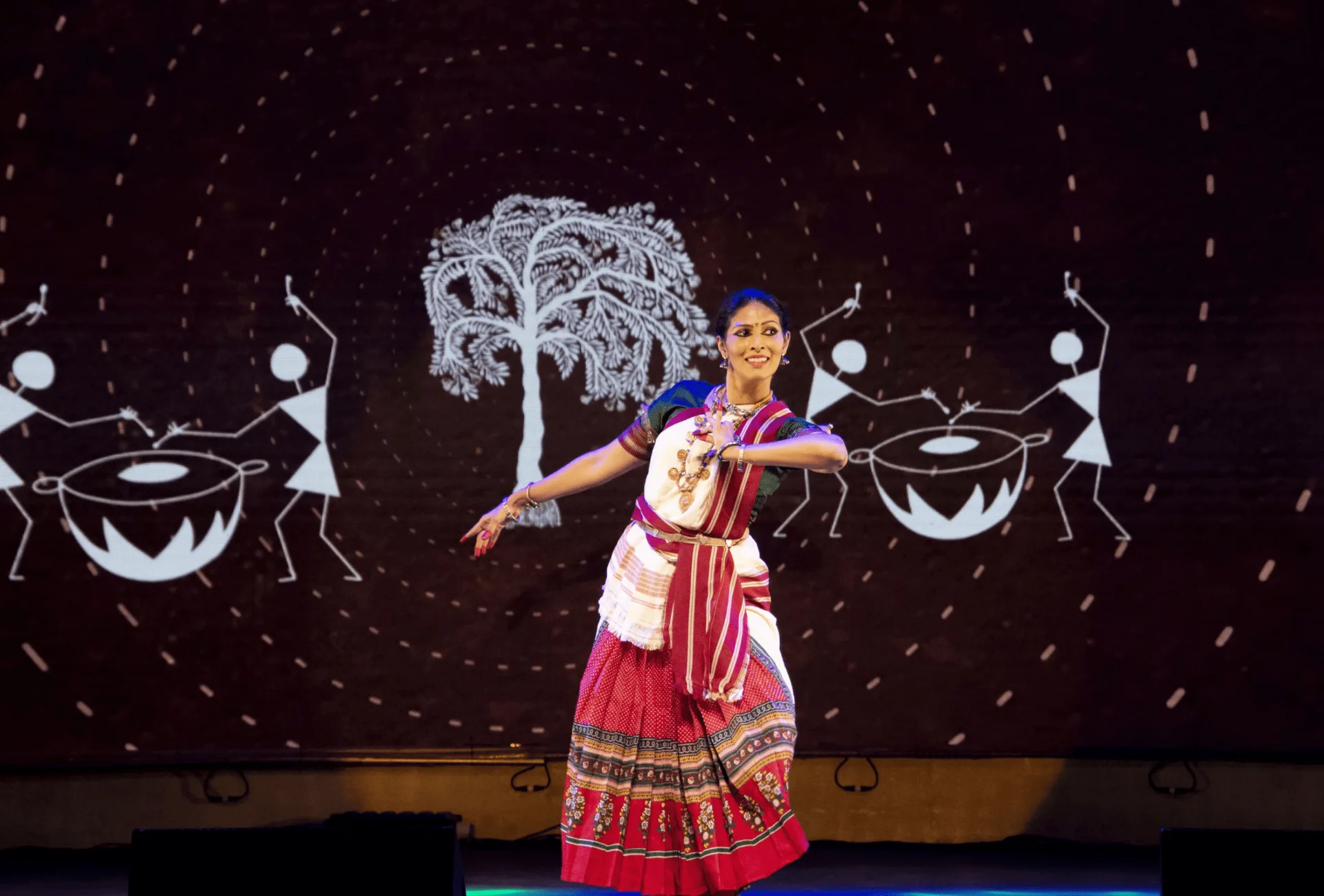 When Walls Dance - Dance with tribal projections